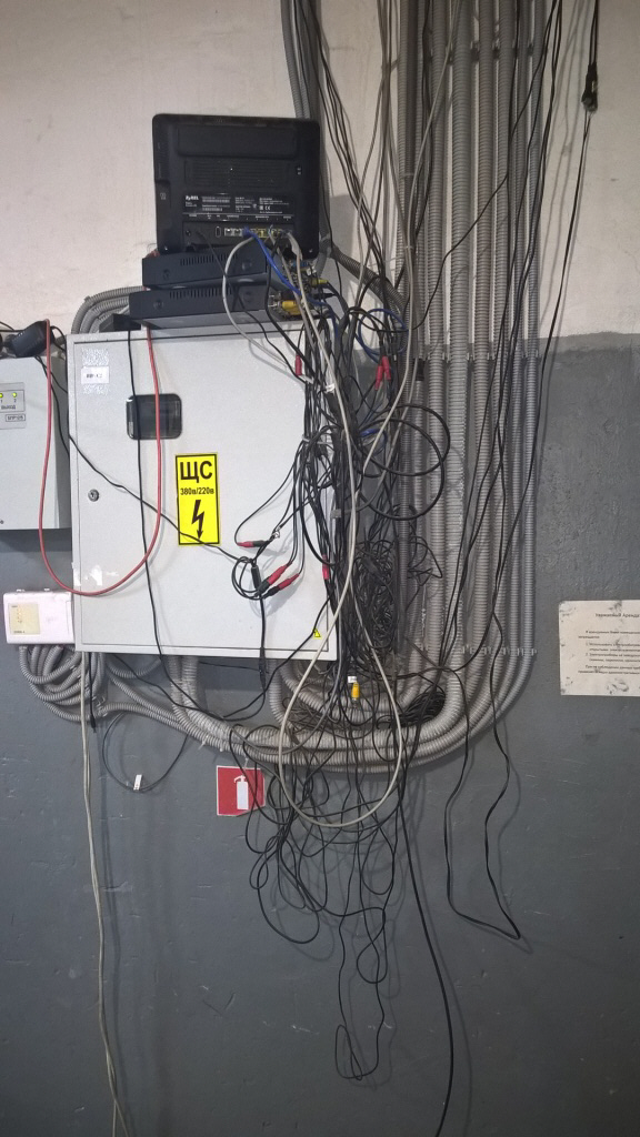 видеорегистраторы на электрошкафе, кабеля запутаны в электропроводке